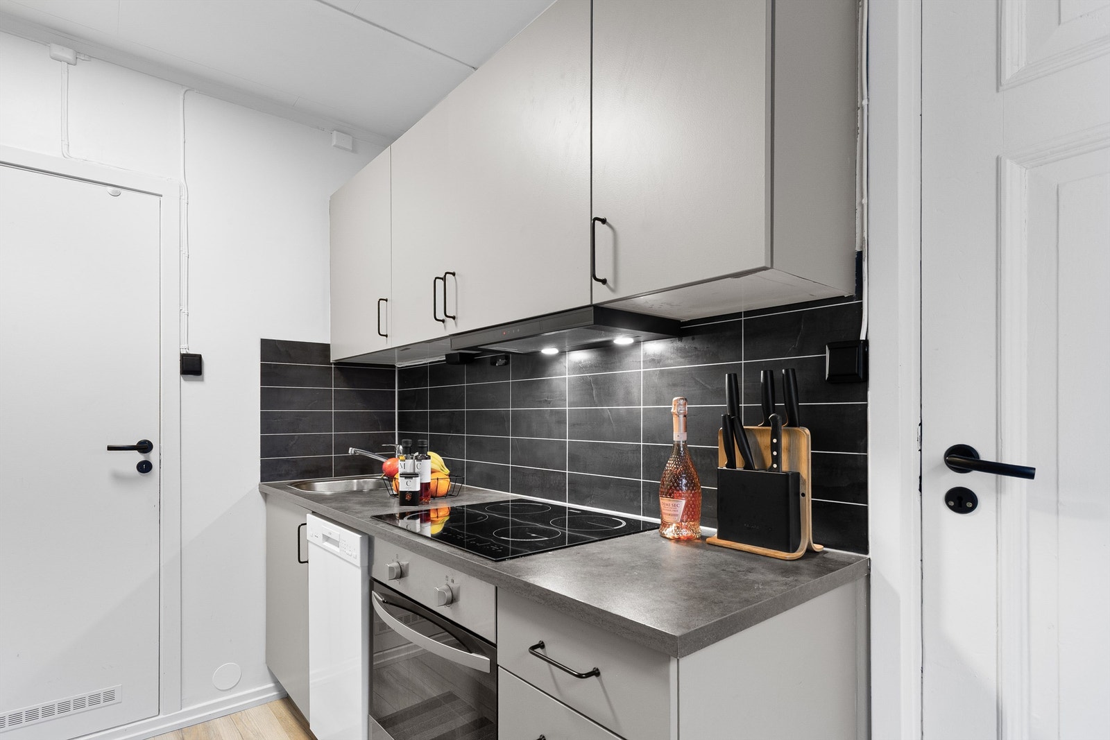 Laminert plate på vegg over benkeplater av laminat. Galleribilde