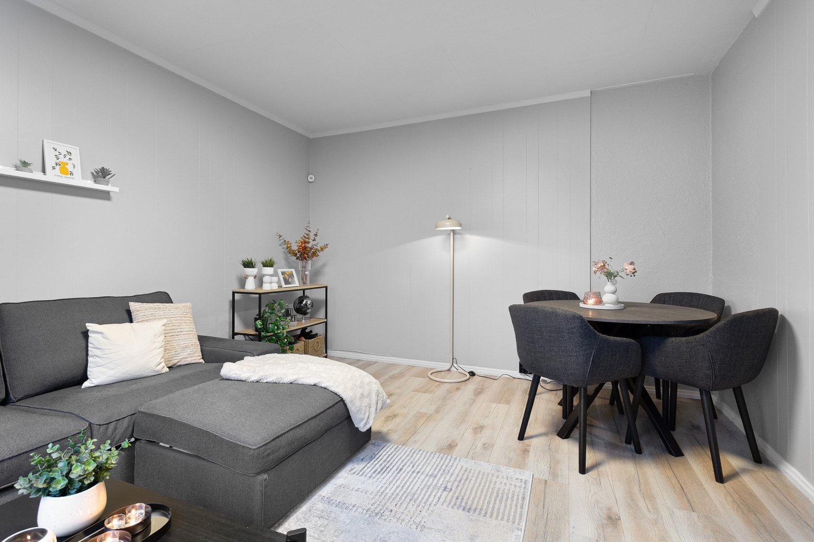 Gjennomgående laminatgulv og lyse veggflater gir et helhetlig inntrykk. Galleribilde