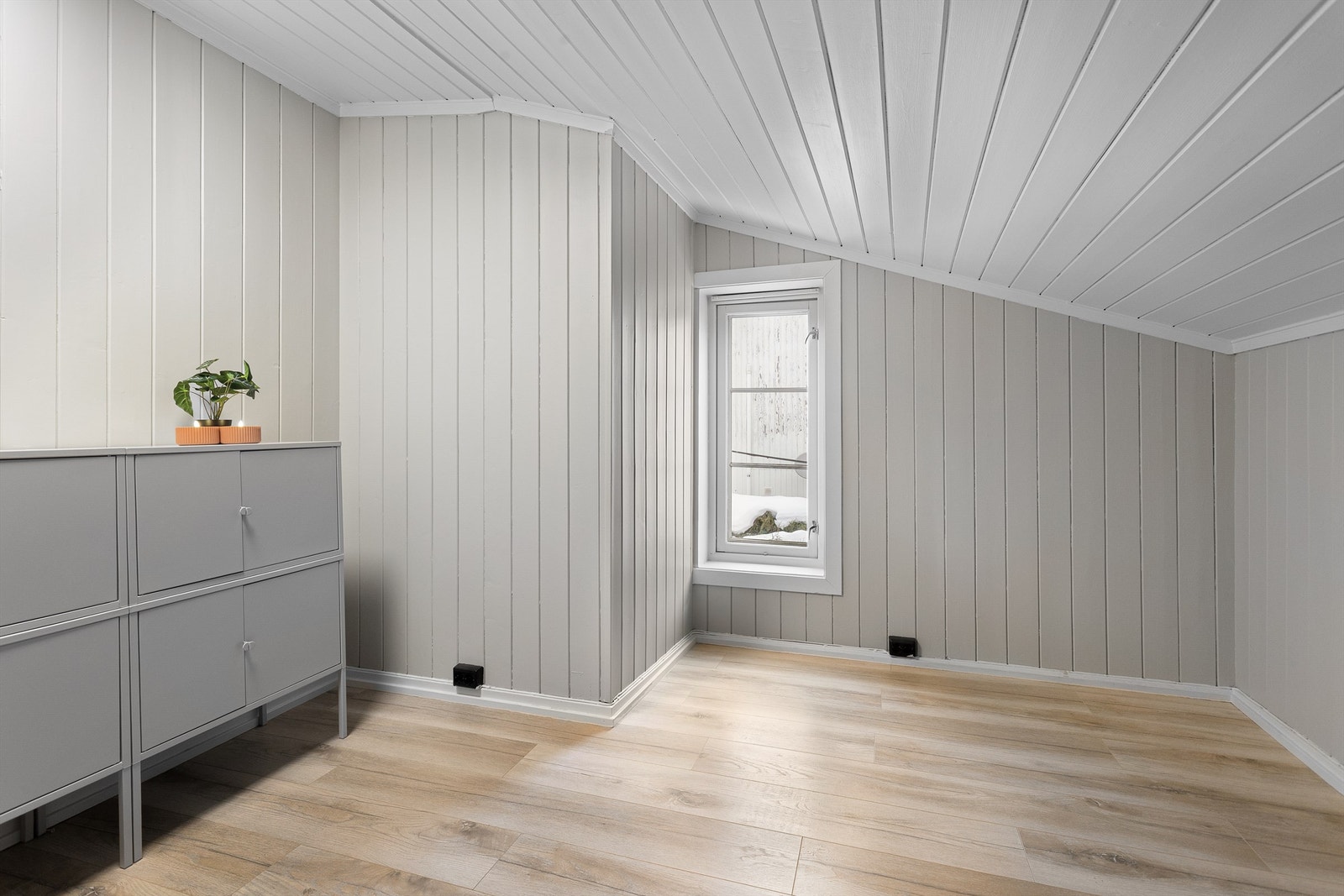 Leiligheten har to soverom, praktisk plassert i 2. etasje. Galleribilde