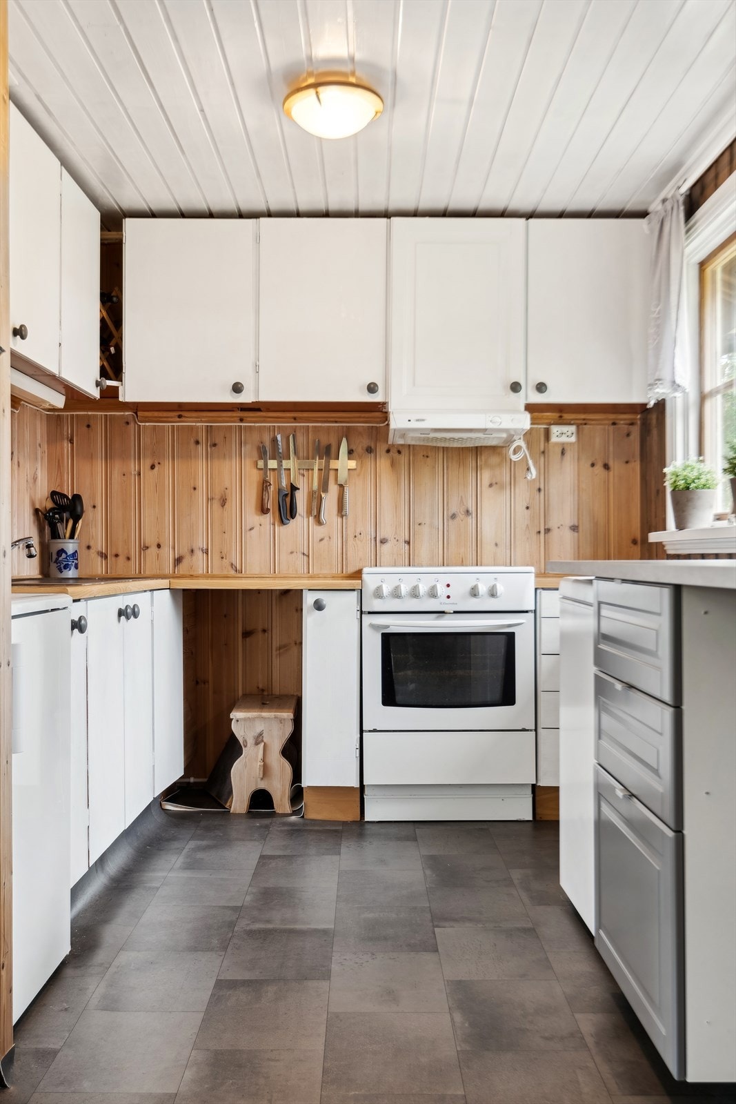 Kjøkken med lys innredning og slette fronter Galleribilde