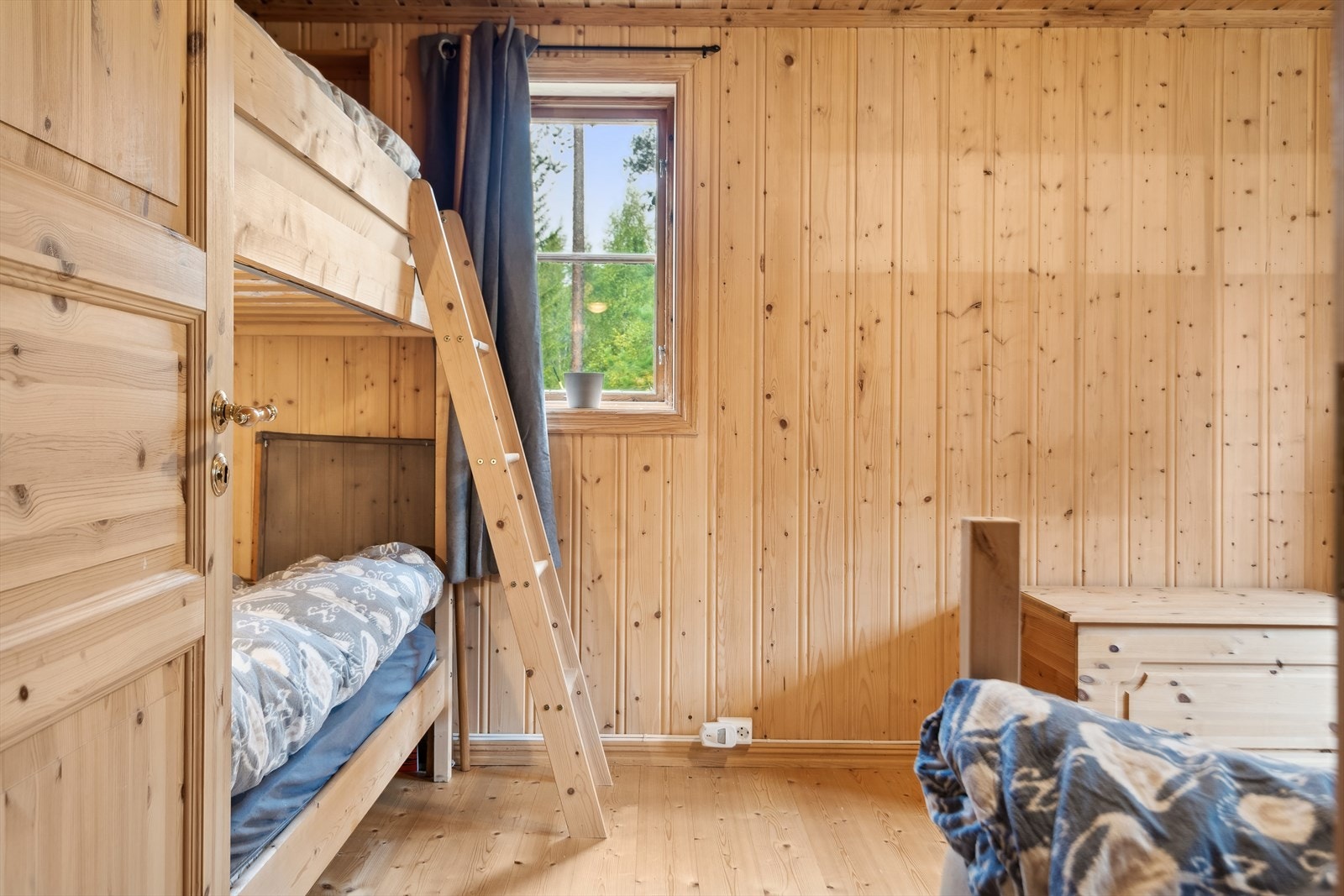 Soverom 2 har god plass og nok av innredningsmuligheter Galleribilde