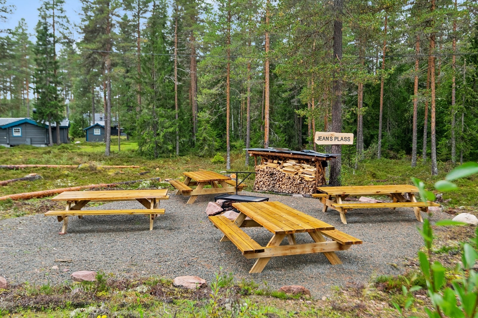 I nærheten av hytta ligger en felles grillplass, gruset og med flere sittebenker hvor man kan samles for sosialt samvær og kos Galleribilde