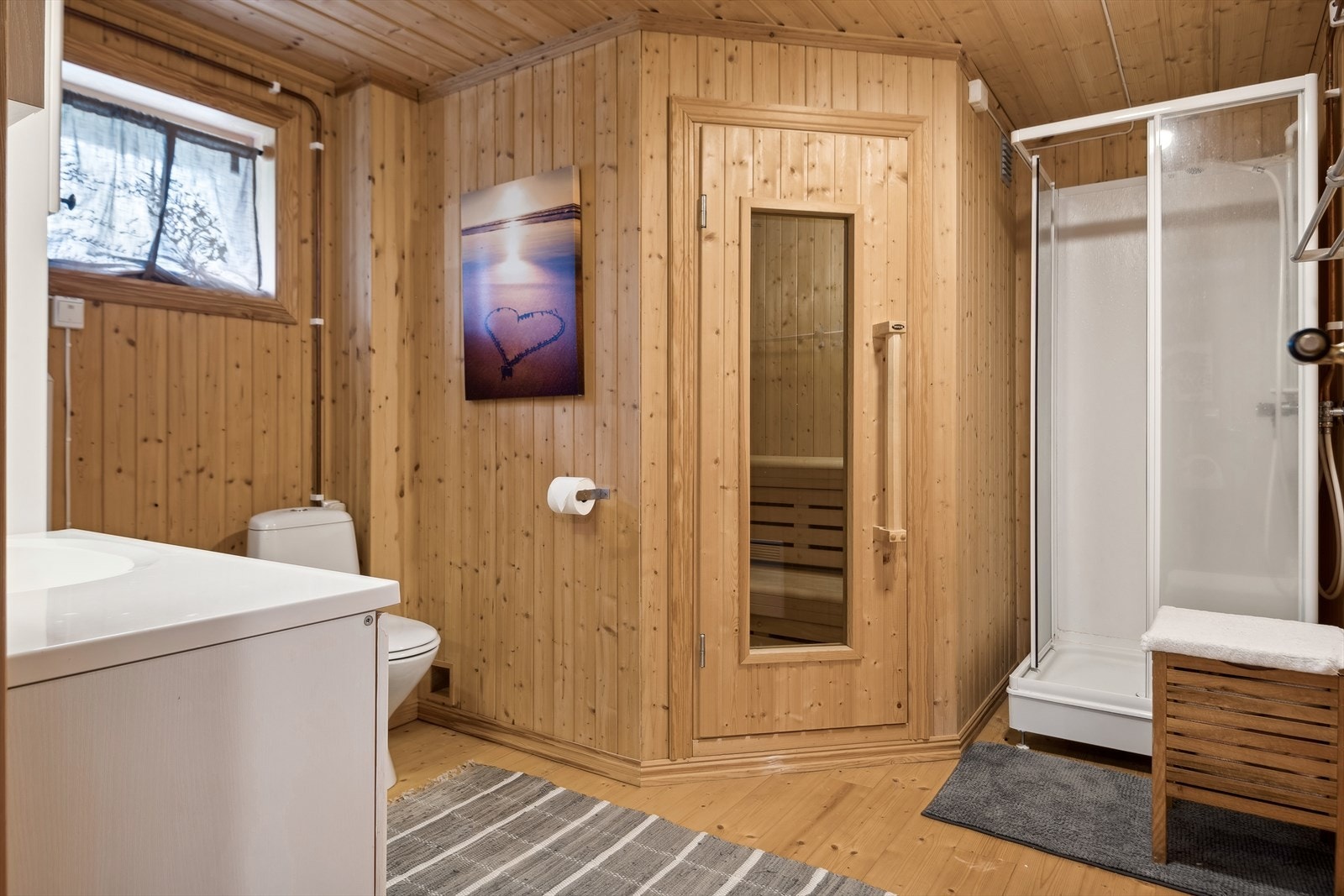 Baderom m dusjkabinett, badstue, toalett og servant med tilhørende over- og underskap Galleribilde