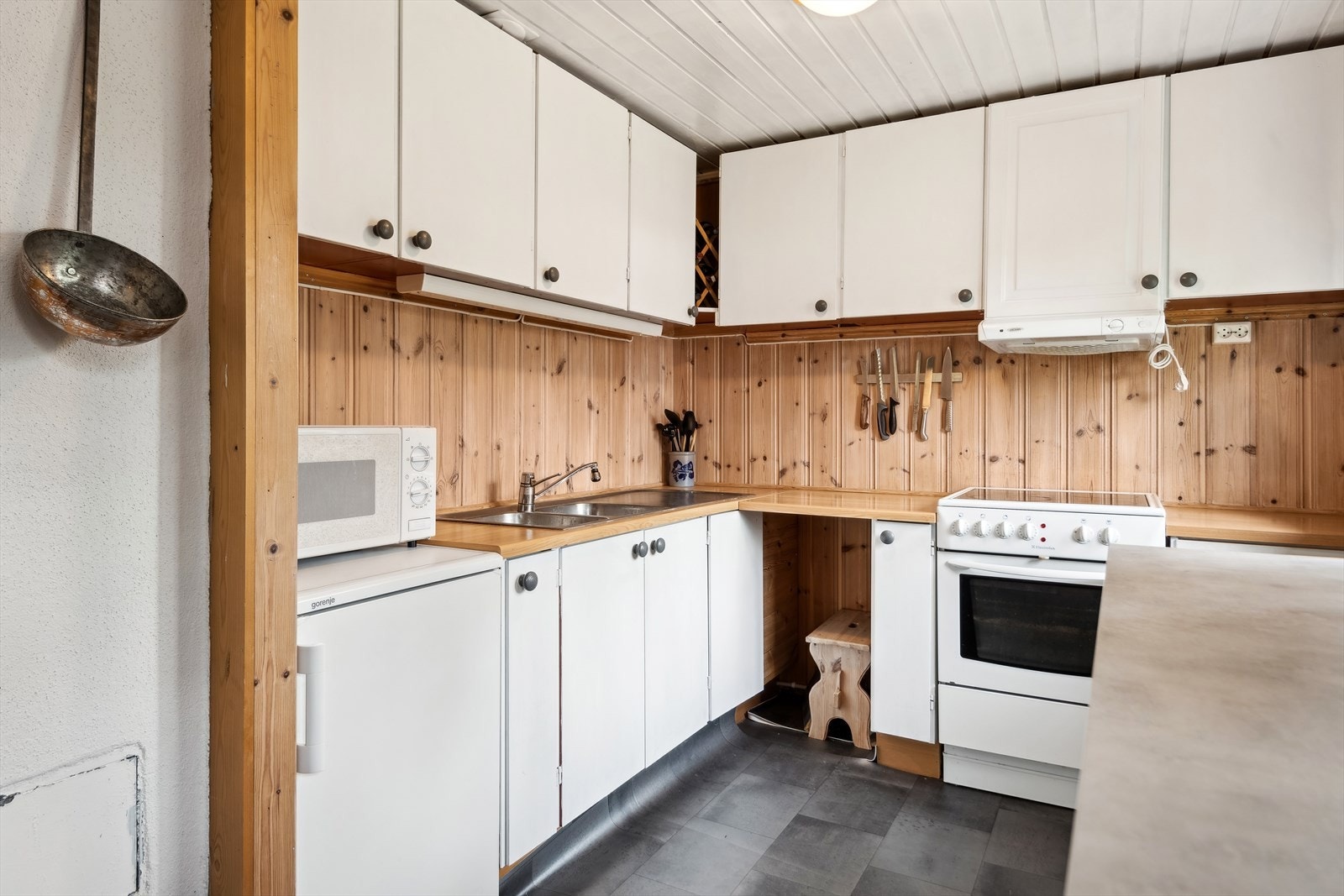 Godt med benkeplass på kjøkkenet. Galleribilde