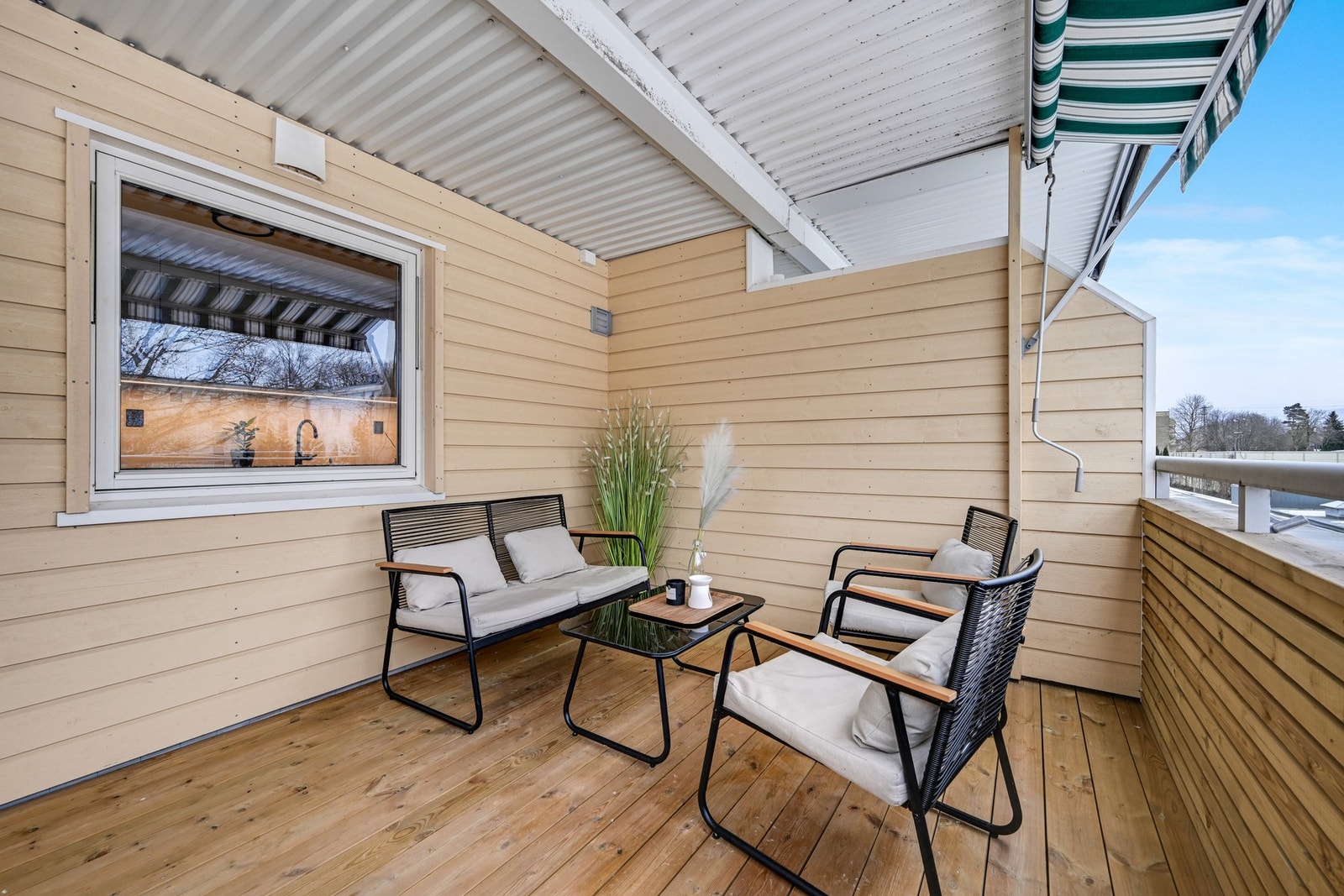 Stor, solrik og vestvendt balkong med god plass for både sofagruppe og grill. Galleribilde