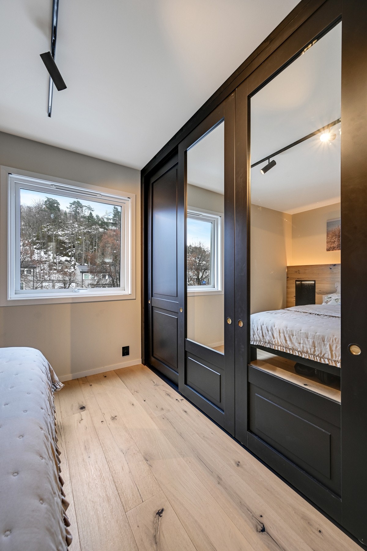 Praktisk skyvedørsgarderobe på soverom nr. 1 Galleribilde