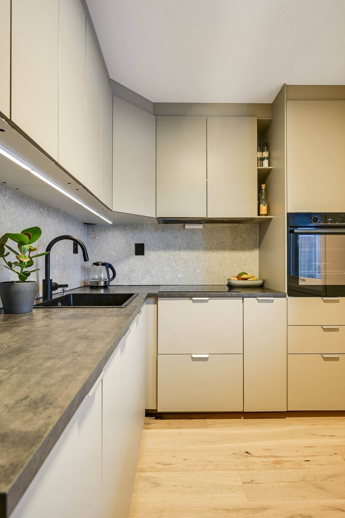 Kjøkkenet har meget god skapplass til oppbevaring. Galleribilde