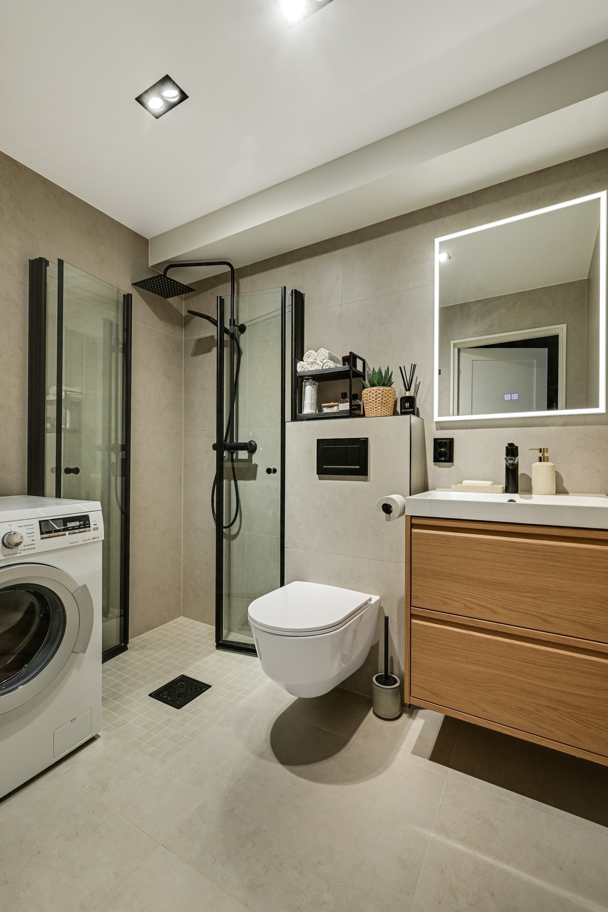 Badet er innredet med dusjhjørne med foldbare dører, servant med skuffer, vegghengt toalett, speil med lys og opplegg for vaskemaskin. I tillegg er det felles vaskerom i kjeller - det er gratis og "førstemann til mølla". Galleribilde