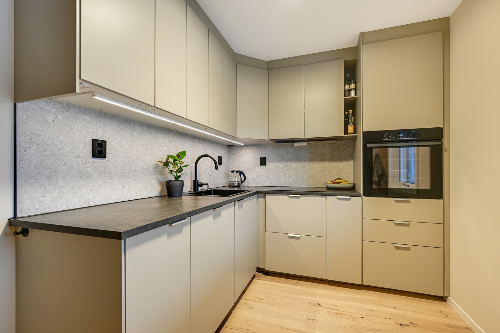 Lekkert og moderne kjøkken med Ikea-innredning fra 2025. Det er gulvvarme på kjøkkenet. Galleribilde