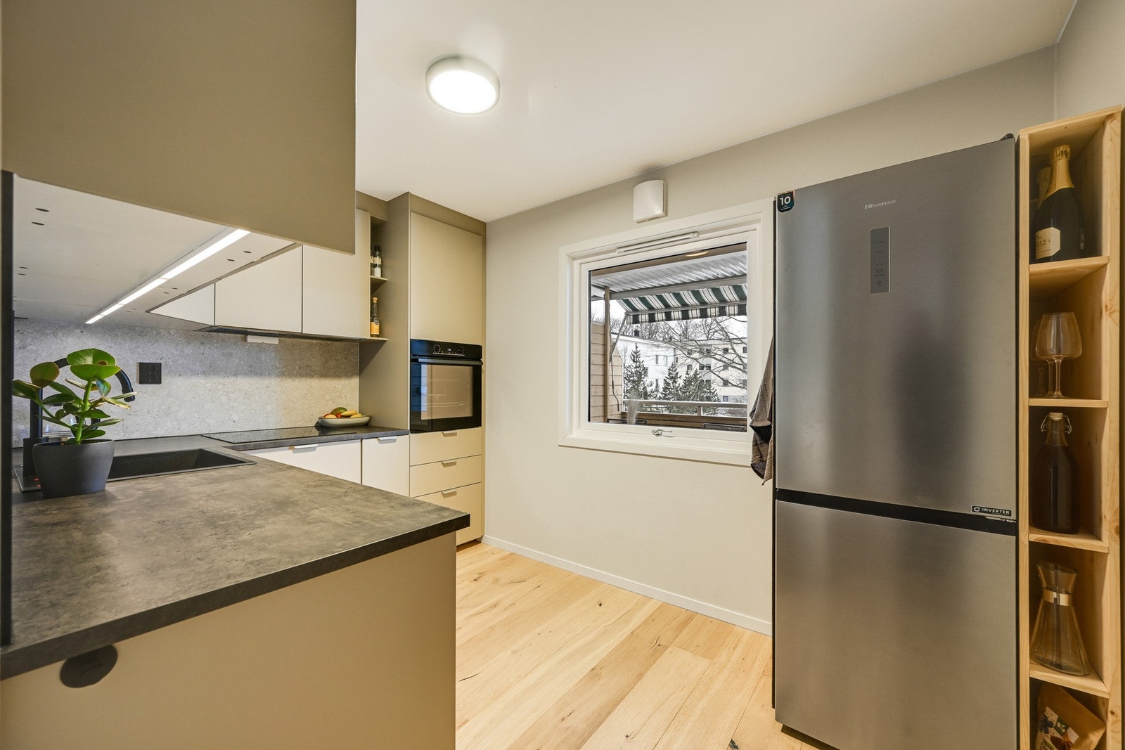 Kjøkkenet er innredet med integrert stekeovn, koketopp og oppvaskmaskin. I tillegg er det kjøleskap som medfølger. Galleribilde