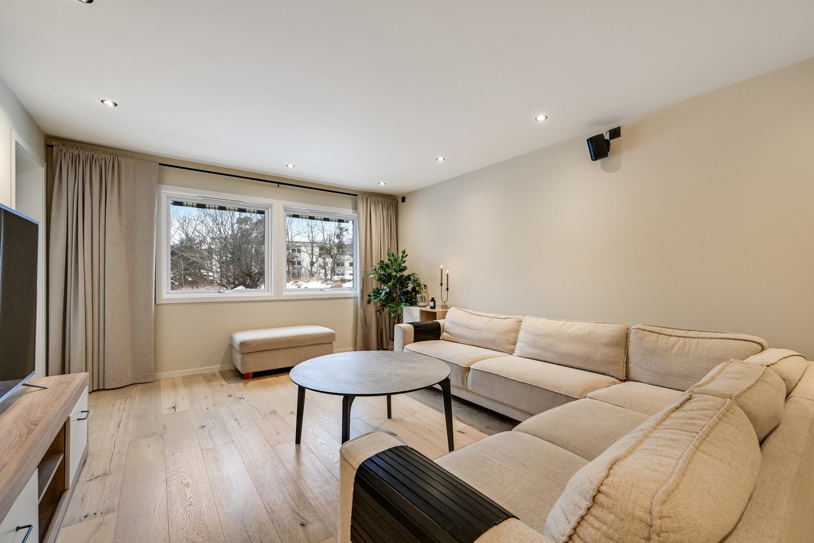 Denne lyse og flotte stuen ble pusset opp i 2024. Det er nedsenket himling med downlights. Galleribilde