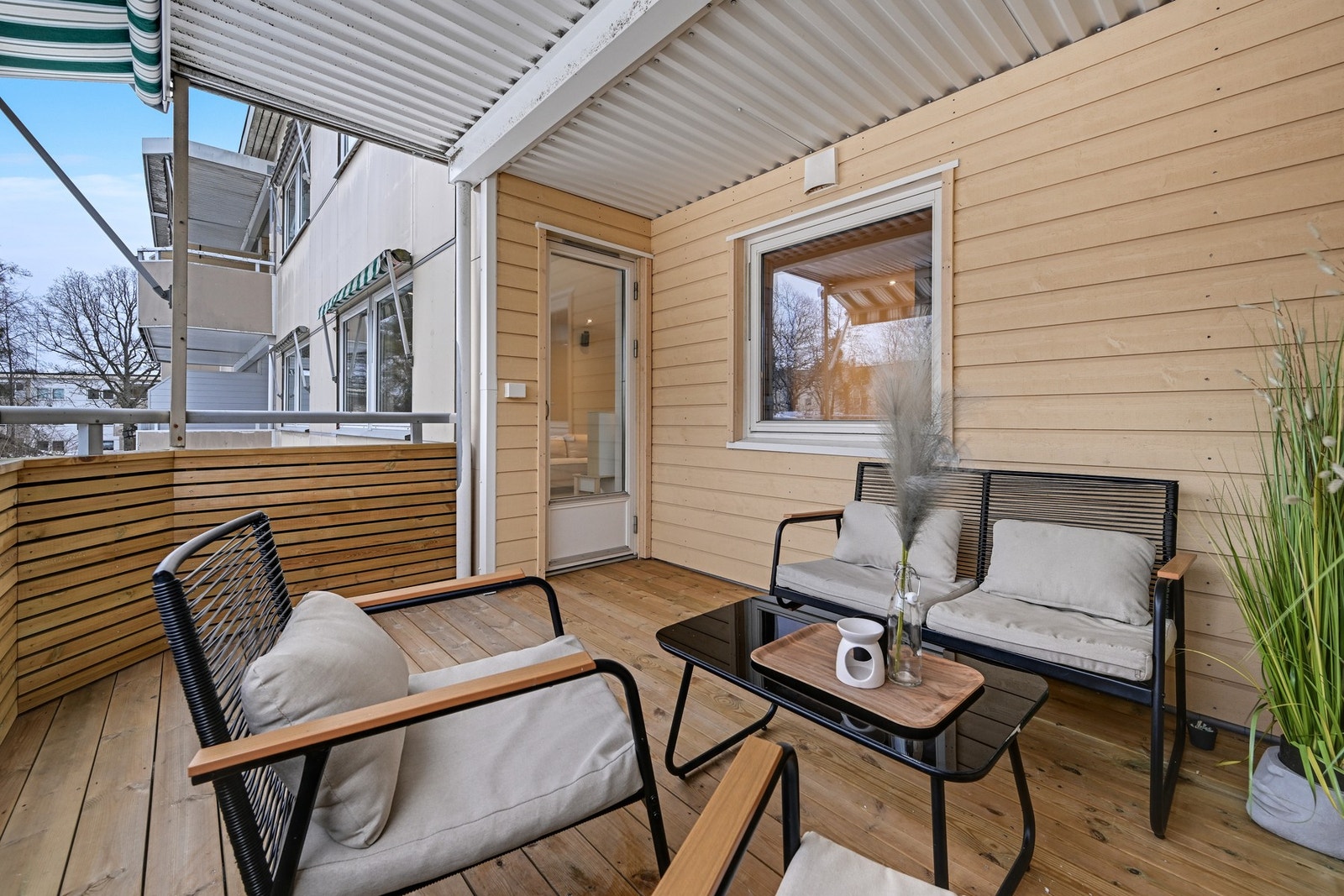 Balkongen er overbygget og åpner for muligheten til å kose seg ute fra tidlig vår til sene høstkvelder. Galleribilde