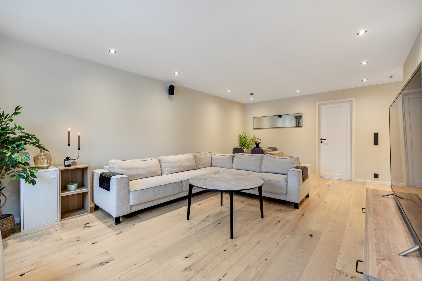 I stuen er det god plass for både spisebord og sofagruppe. Det er pen parkett på gulvet med gulvvarme. Galleribilde