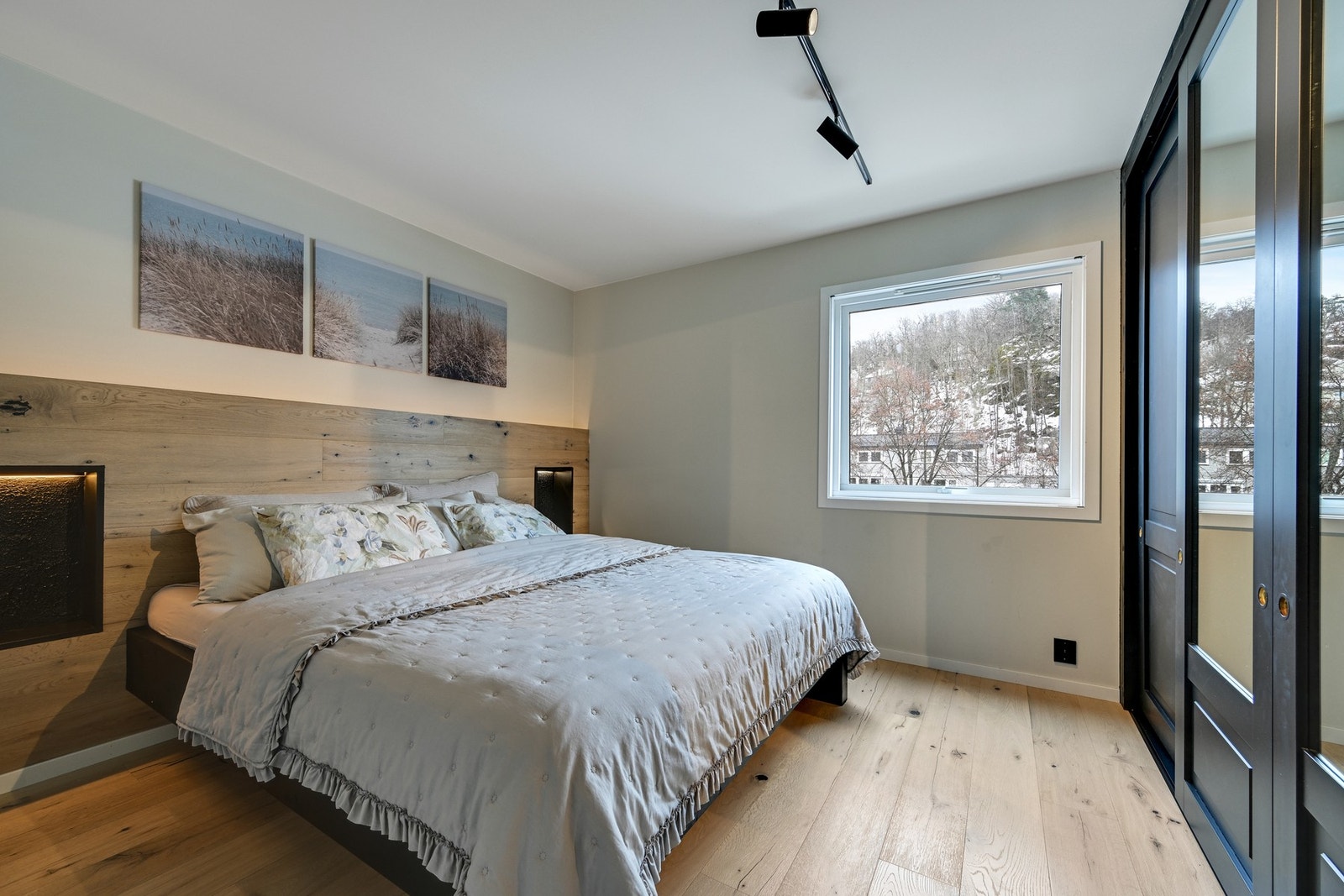 Soverom nr. 1 - et romslig hovedsoverom med skyvedørsgarderobe. Galleribilde