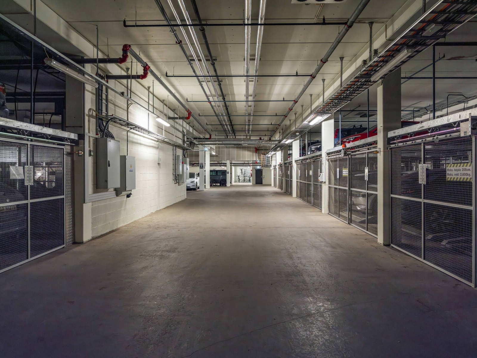 Garasjeanlegget har adkomst fra et nabobygg. Galleribilde