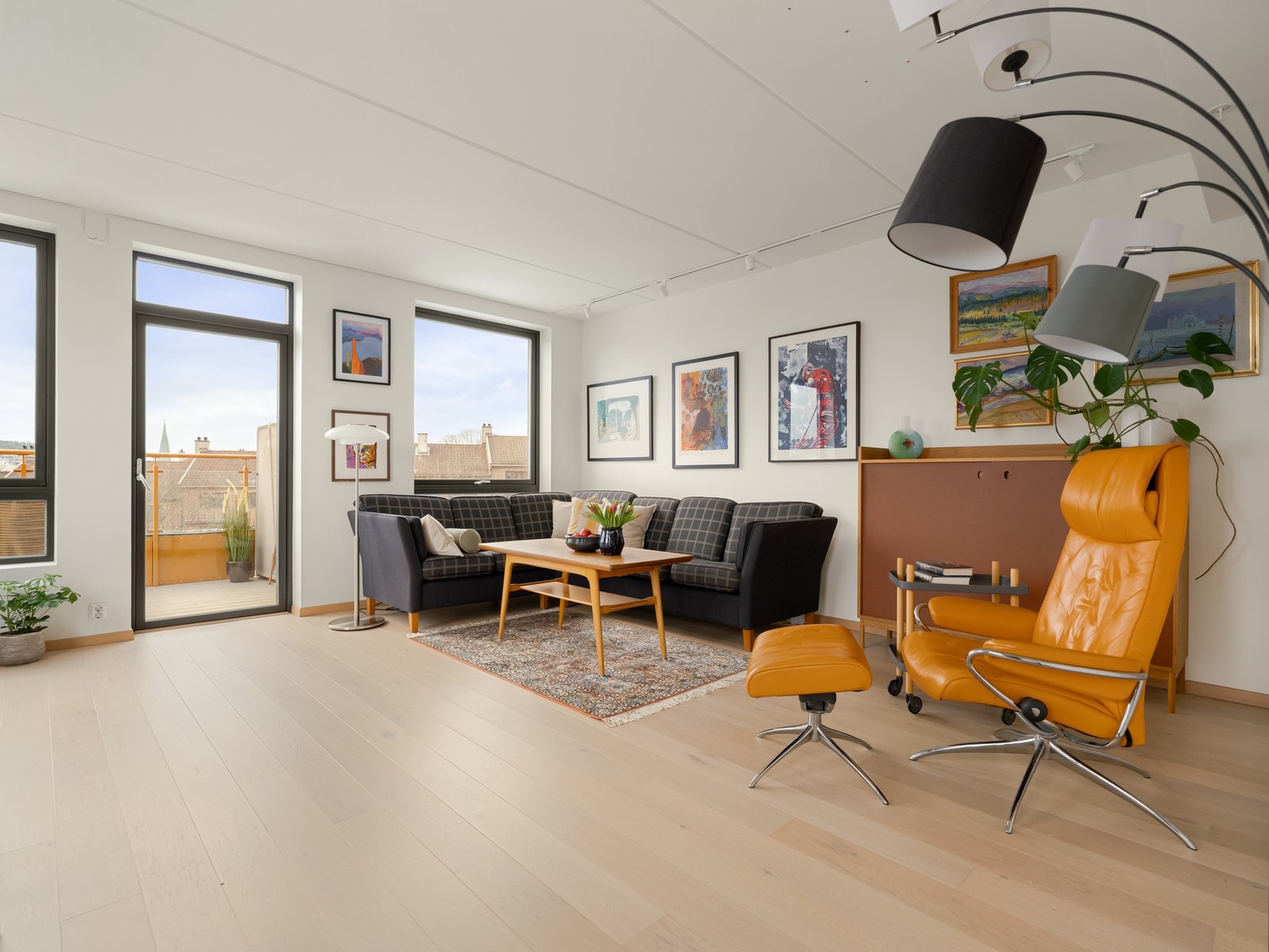 Det er behagelig vannbåren gulvvarme i alle rom. Fra stuen går vi ut på den store balkongen. Galleribilde