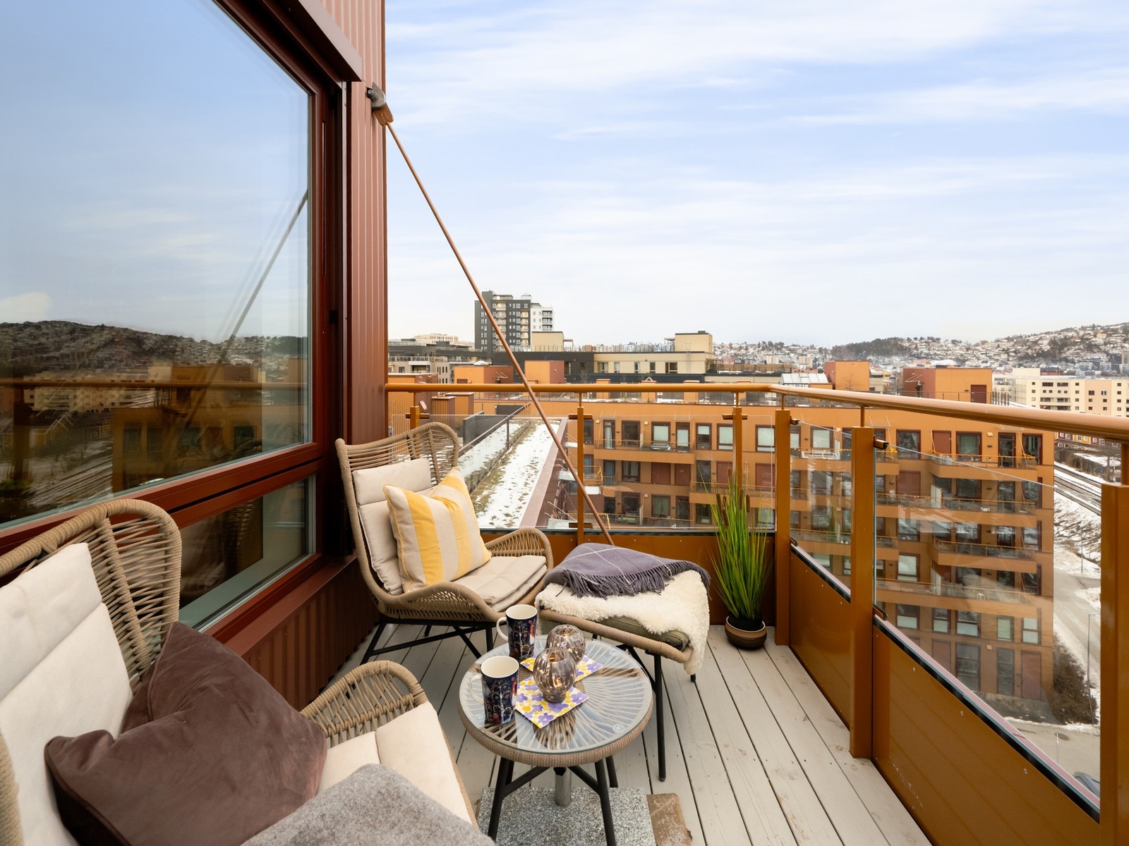 Det er god plass til en større sittegruppe og selvfølgelig tillatt med grill (elektrisk eller gass). Galleribilde