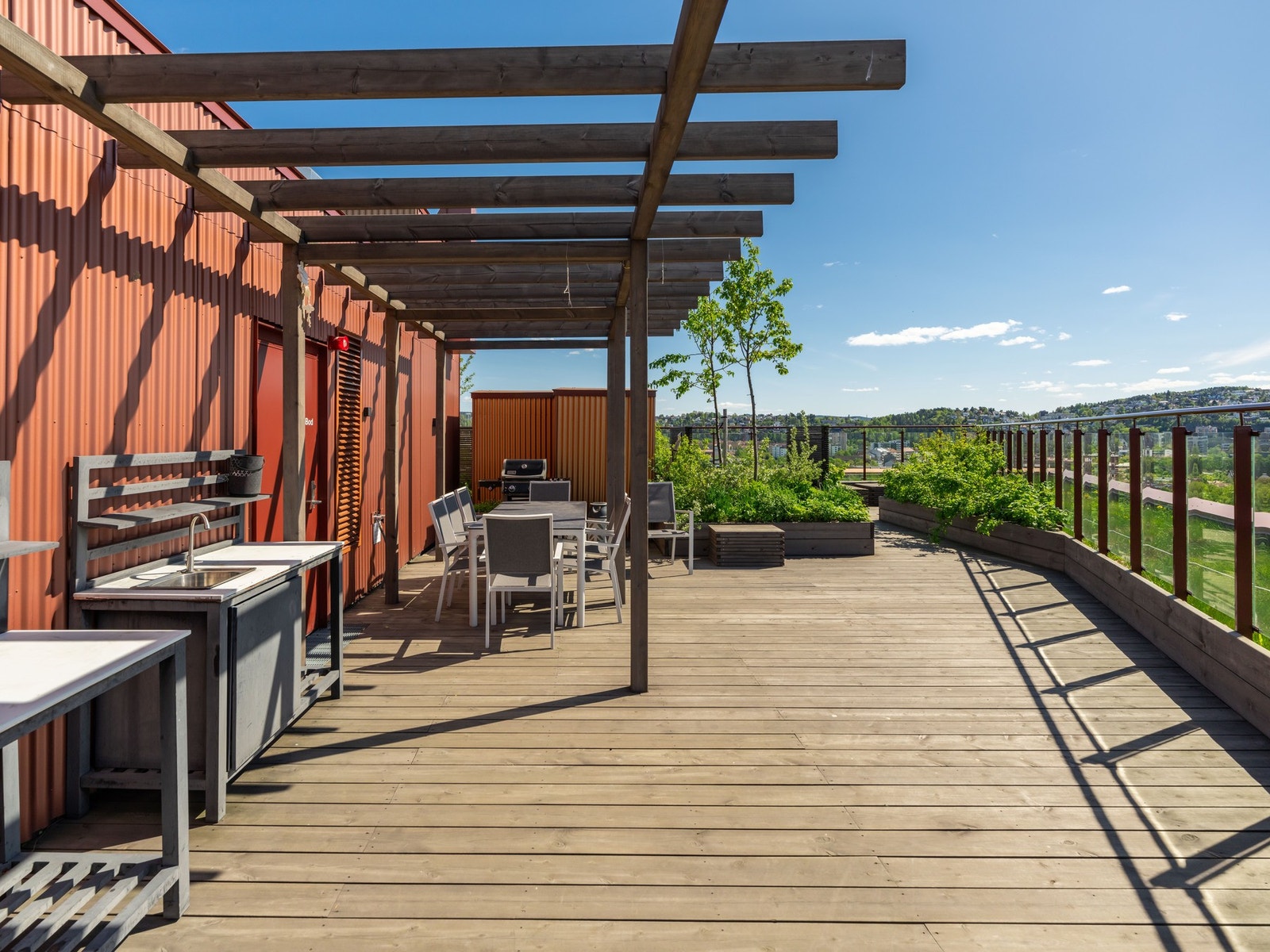 Legg merke til utekjøkkenet som kan leies til festlige lag for en liten sum. Det er i tillegg flere fine fellesfasiliteter i sameiet - alt fra selskapslokale, skismørebod, utetreningsplass og zenhage. Galleribilde