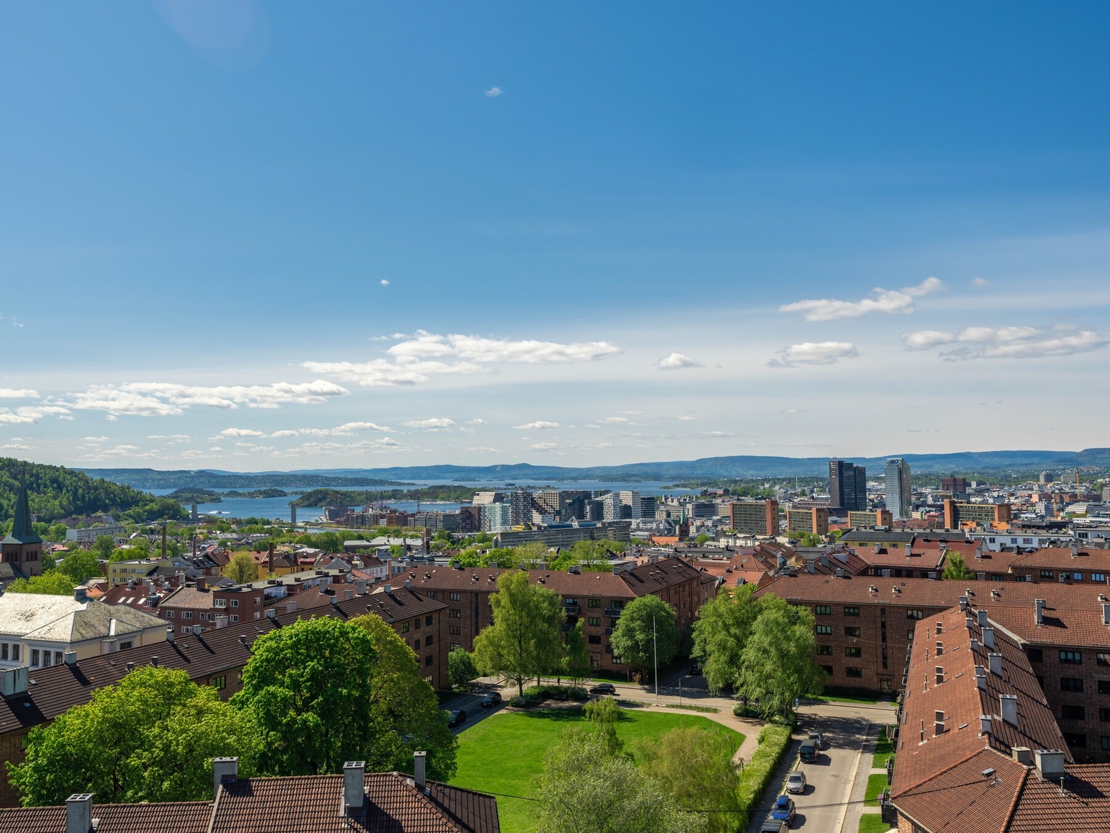 Dette er antagelig en av de flotteste takterrassene i området med en spektakulær utsikt over by og sjø. Galleribilde