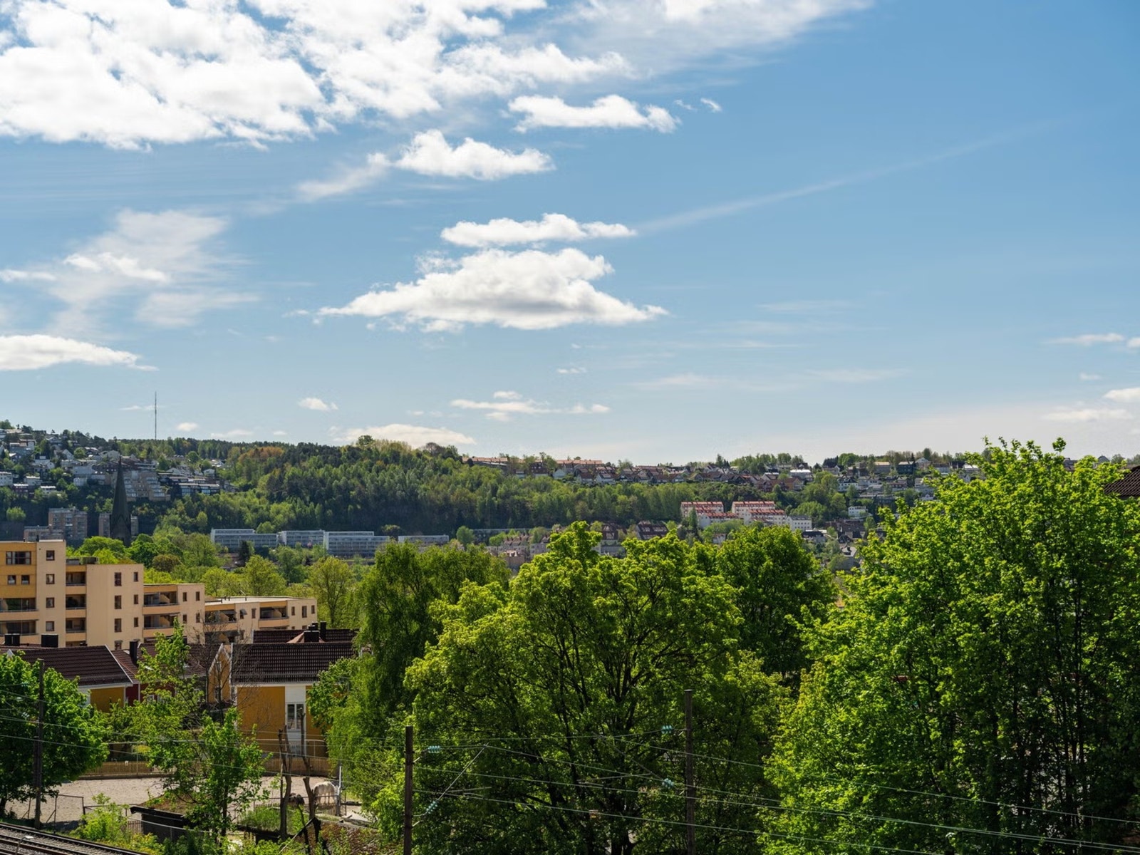 Her gir vi deg en skikkelig smak av sommer. NB: Dette bildet viser utsikten fra en naboleilighet i 6. etasje (to etasjer lenger ned tatt i mai 2025). Galleribilde