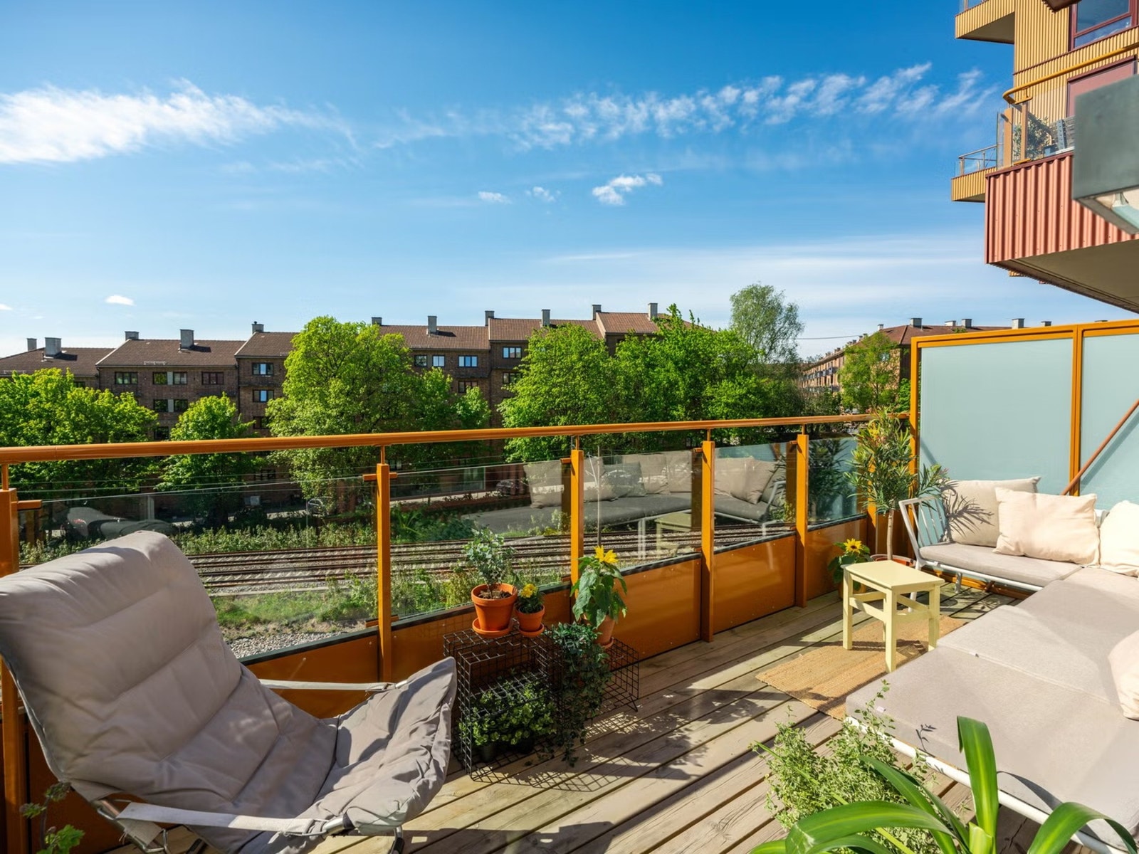 På sommeren blir det svært frodig utsyn med idylliske grøntområder mot Kampen. Derfor viser vi i tillegg en annen vinkel av den samme naboleilighetens balkong (to etasjer lenger ned tatt i mai 2025). Galleribilde