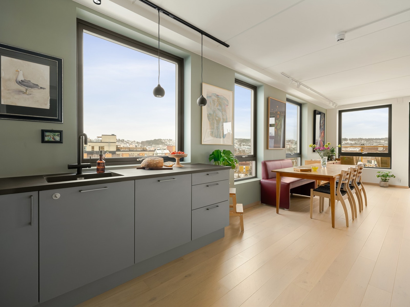 Dette er en svært lekker og innbydende 3-roms leilighet med verdifulle kvaliteter som stor, solrik balkong, flott utsikt, heis og garasjeplass med lader. Galleribilde