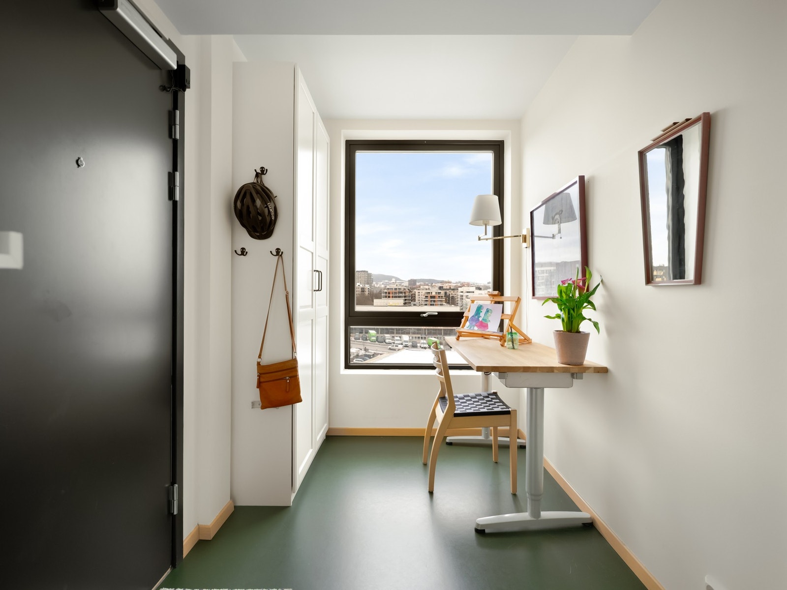 Innerst i gangen er det en praktisk nisje med god plass til kontorpult eller en hyggelig sittebenk. Det er god plass til oppbevaring i garderobeskap. Galleribilde