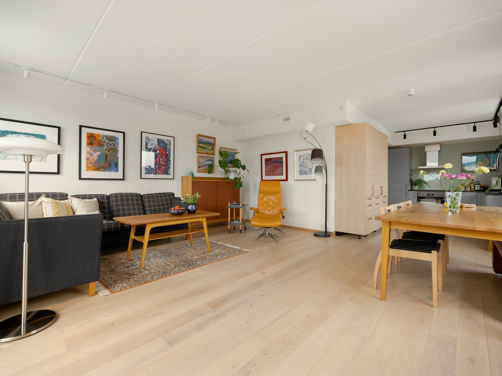 Den åpne kjøkken- og stueløsningen gjør dette til et sosialt allrom og er det naturlige samlingspunktet i leiligheten. Galleribilde