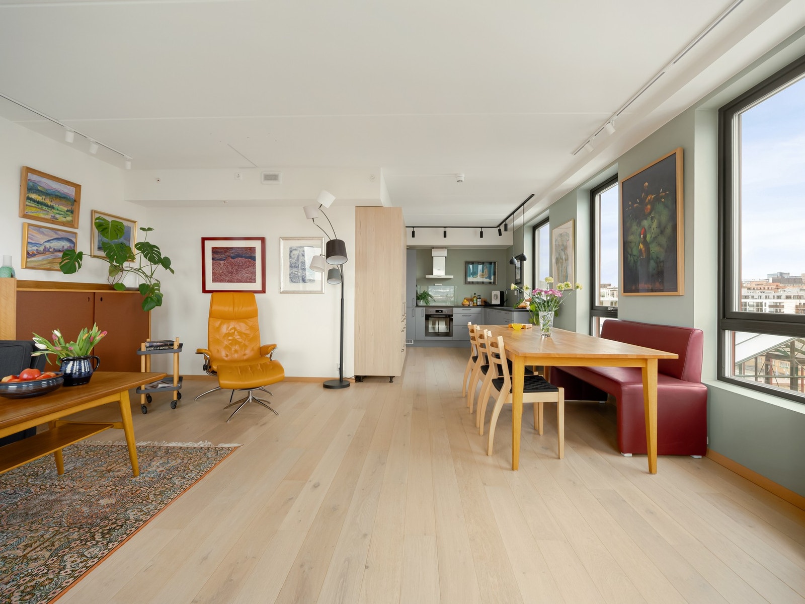 Spisebordet finner sin naturlige plass mellom stuen og kjøkkenet. Galleribilde