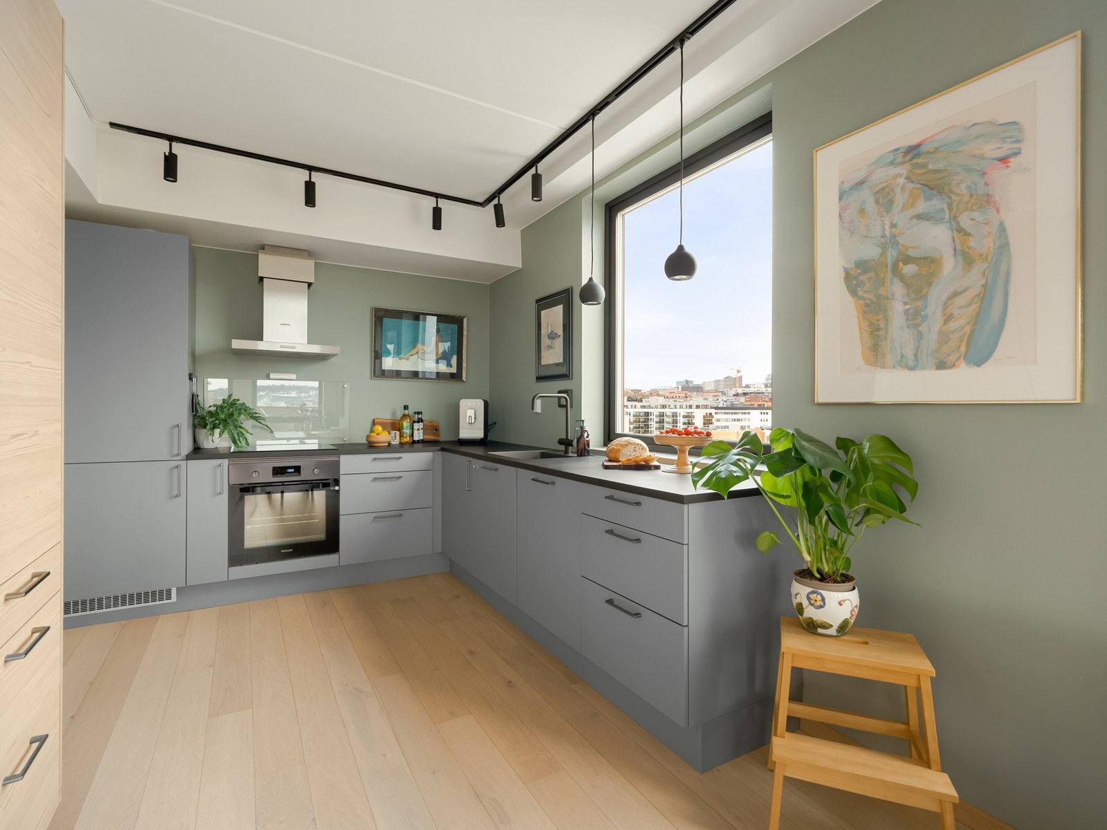 Det flotte kjøkkenet har rikelig med skapplass i både høyskap og underskap. Ellers er det svært godt med benkeplass også. Galleribilde