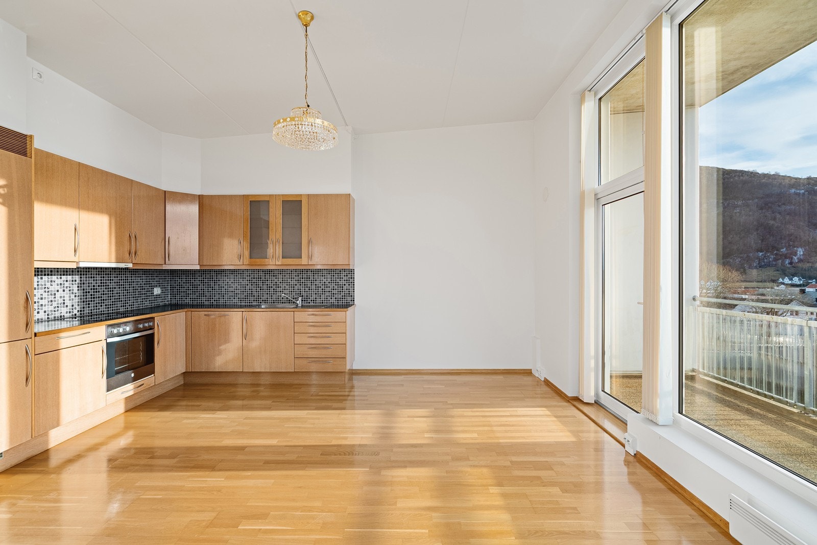 Kjøkkenet har laminatbenkeplate og integrert koketopp, oppvaskmaskin og kjøleskap. Galleribilde