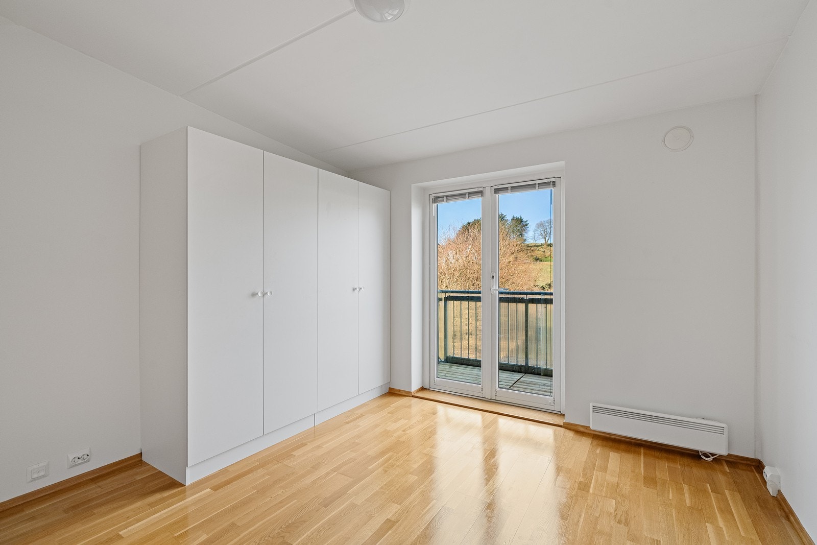 Hovedsoverommet har god plass til garderobeskap. Utgang til egen balkong. Galleribilde