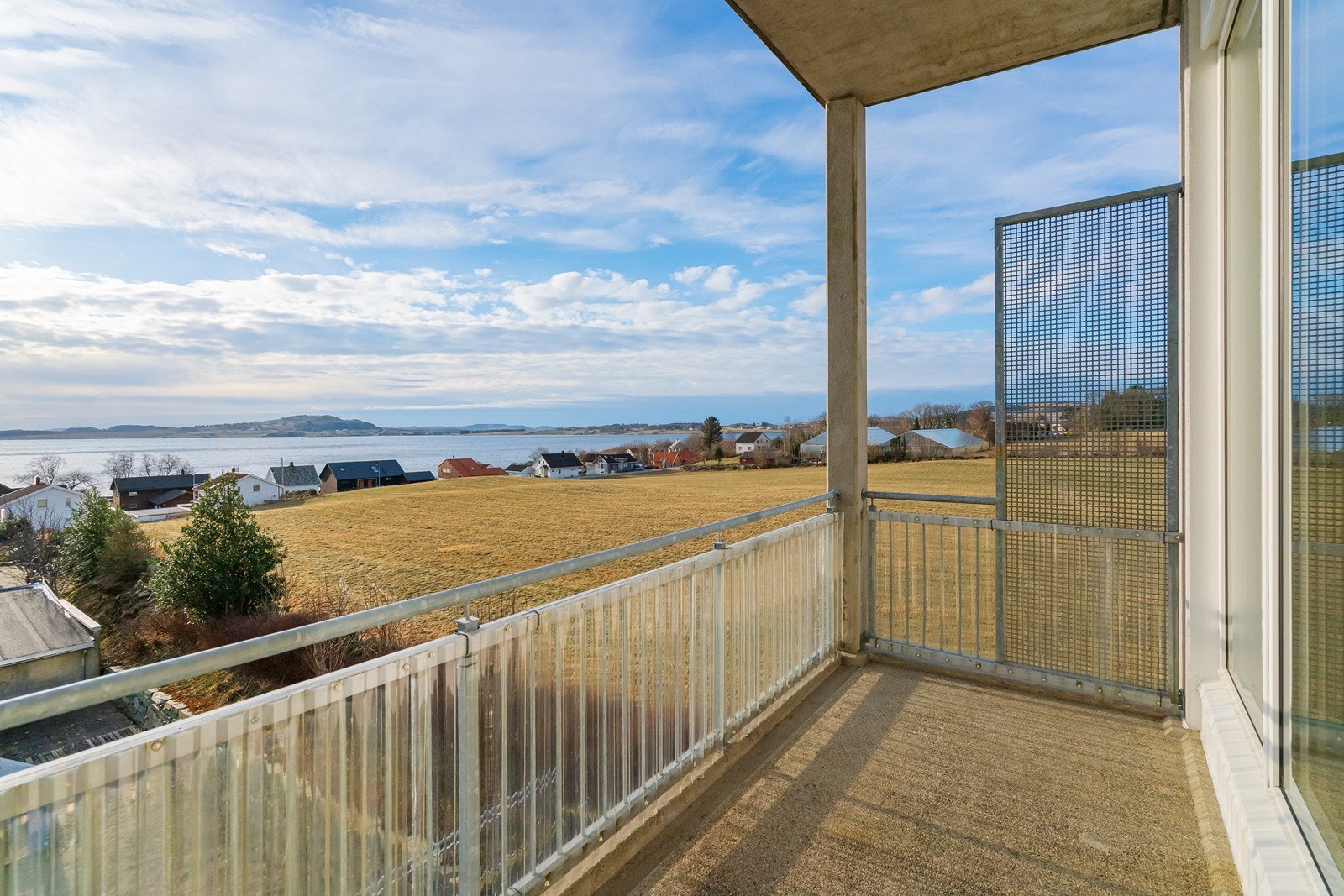 Balkong med flott panorama sjøutsikt. Galleribilde