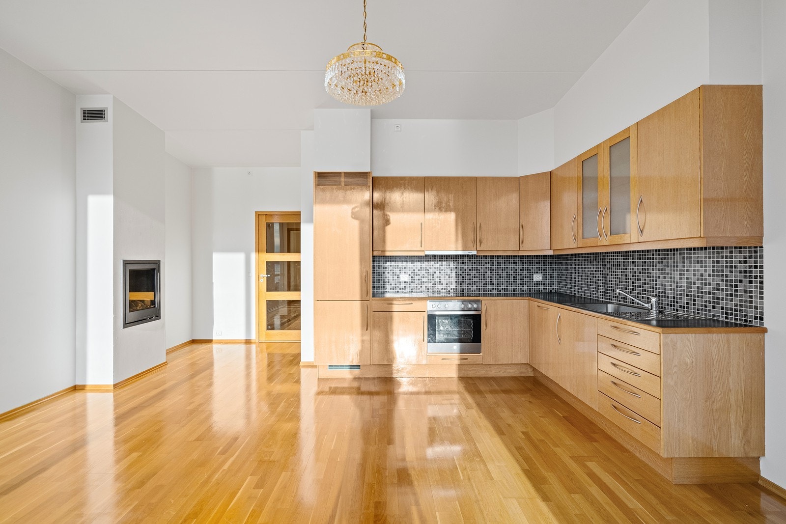 Kjøkkenet har god benkeplass og masse skuffe- og skapplass til det en skulle ha behov for. Galleribilde