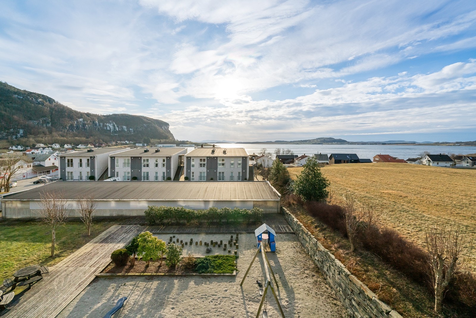 Nærområdet er barnevennlig med lekeplass, og byr på rolige og trygge omgivelser - perfekt for familier som ønsker både natur og nærhet til byen. Galleribilde