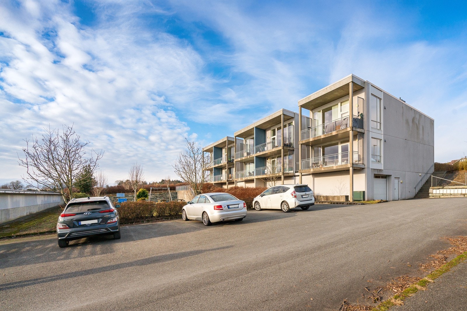 Leiligheten ligger på vakre Vikevåg på Rennesøy, omgitt av natur, sjø og et rolig lokalmiljø. Galleribilde