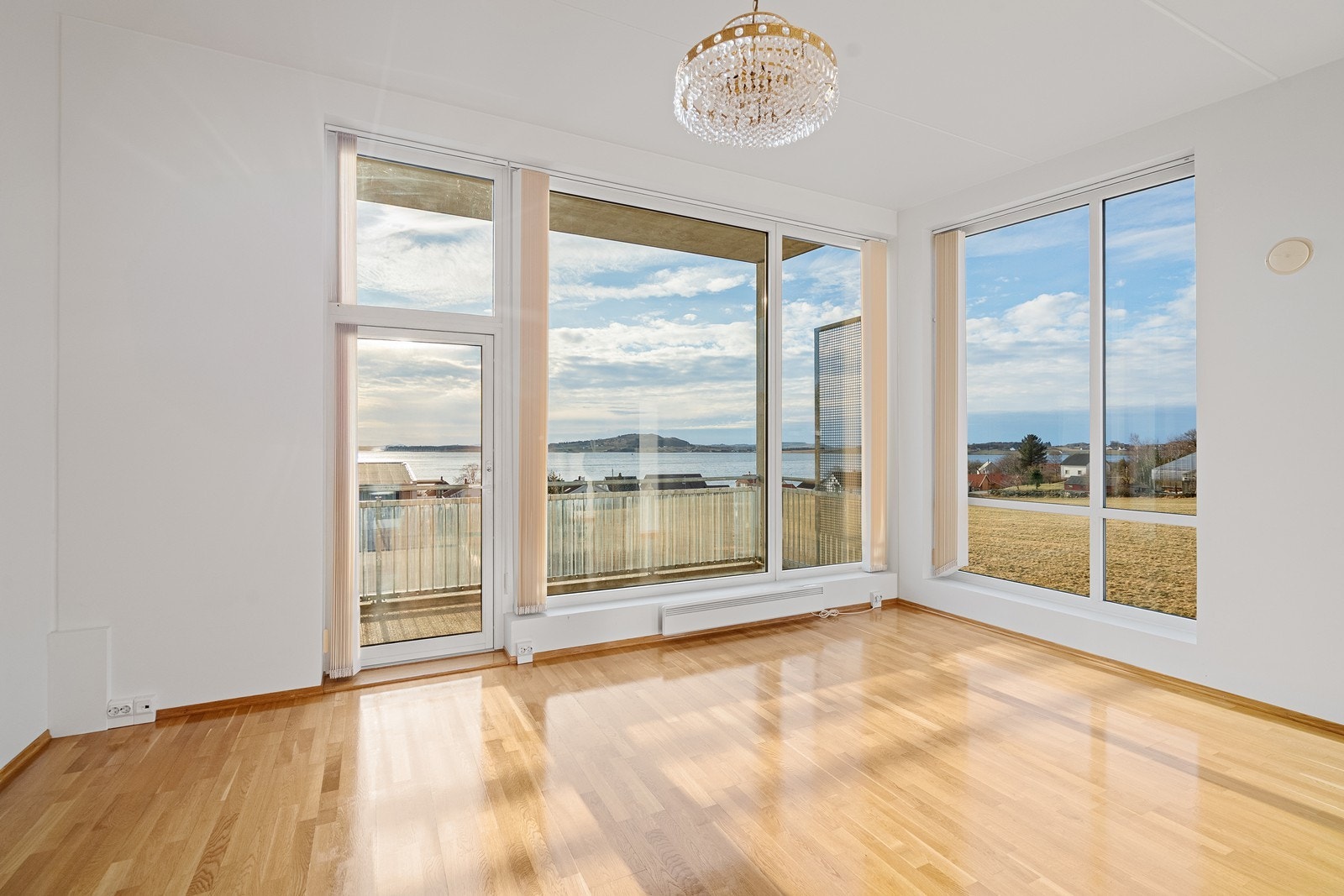 Store vindusflater som slipper inn rikelig med dagslys. Galleribilde