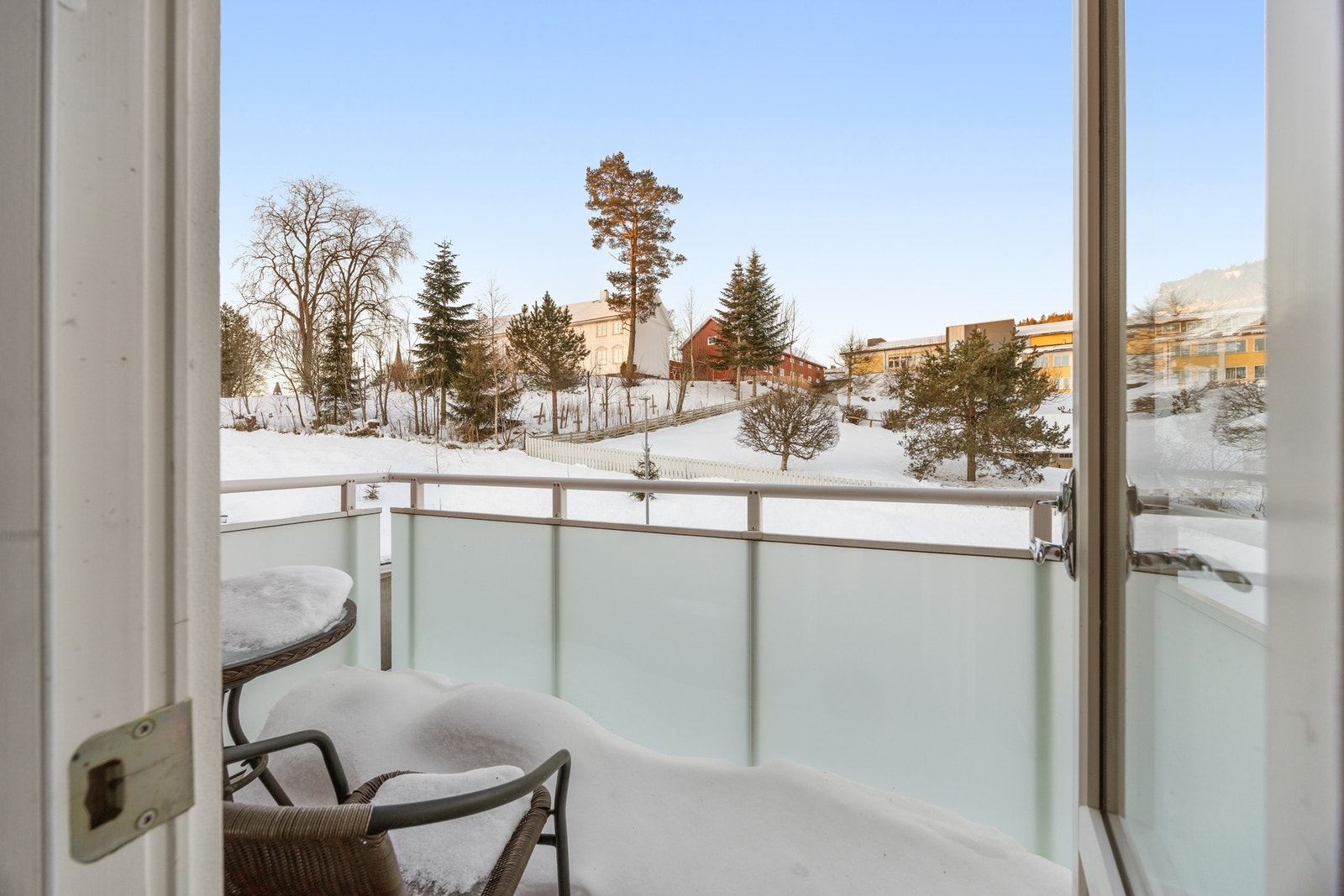 Balkong - ca. 3 kvm. Nylig skiftet dekke og rekkverk. Galleribilde