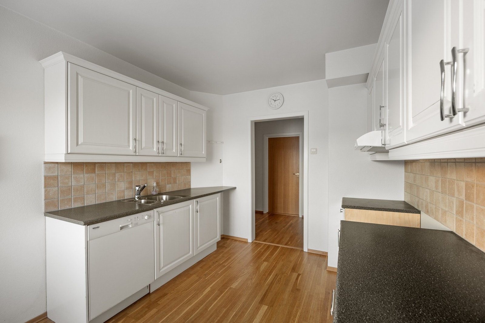 Praktisk innredning med mye skap- og benkeplass. Innredningen har fått TG 1 av takstmann. Galleribilde