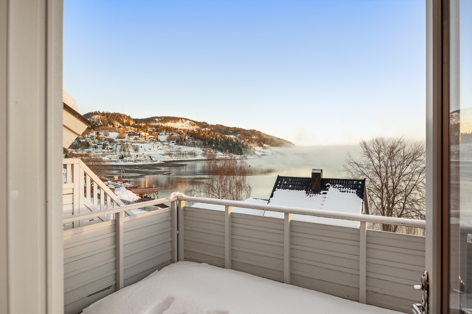 Fra stuen er det utgang til balkong. Galleribilde