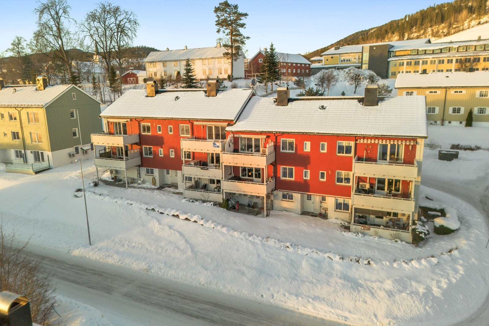 En velholdt leilighet i byggets øverste etasje. Sentral beliggenhet på Malm. Galleribilde