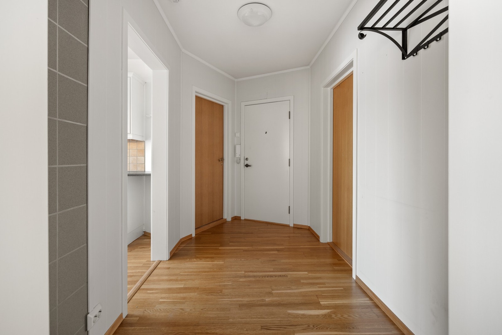 Fra gangen er det direkte adkomst til ett soverom, kjøkken, bad og stue. Galleribilde