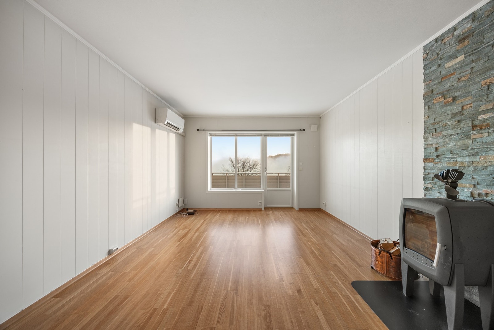 Det er installert både vedovn og varmepumpe. Pipeløp ble renovert i 2024. Galleribilde