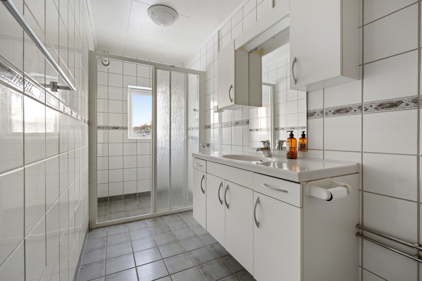 Badet er utstyrt med bl.a. WC, servantskap, dusjnisje og opplegg for vaskemaskin. Galleribilde