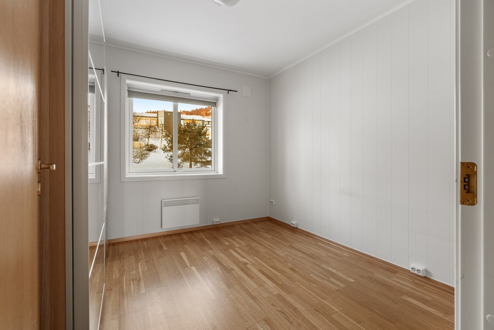 Plass for seng og soveromsmøblement. Innredet med garderobeskap. Galleribilde