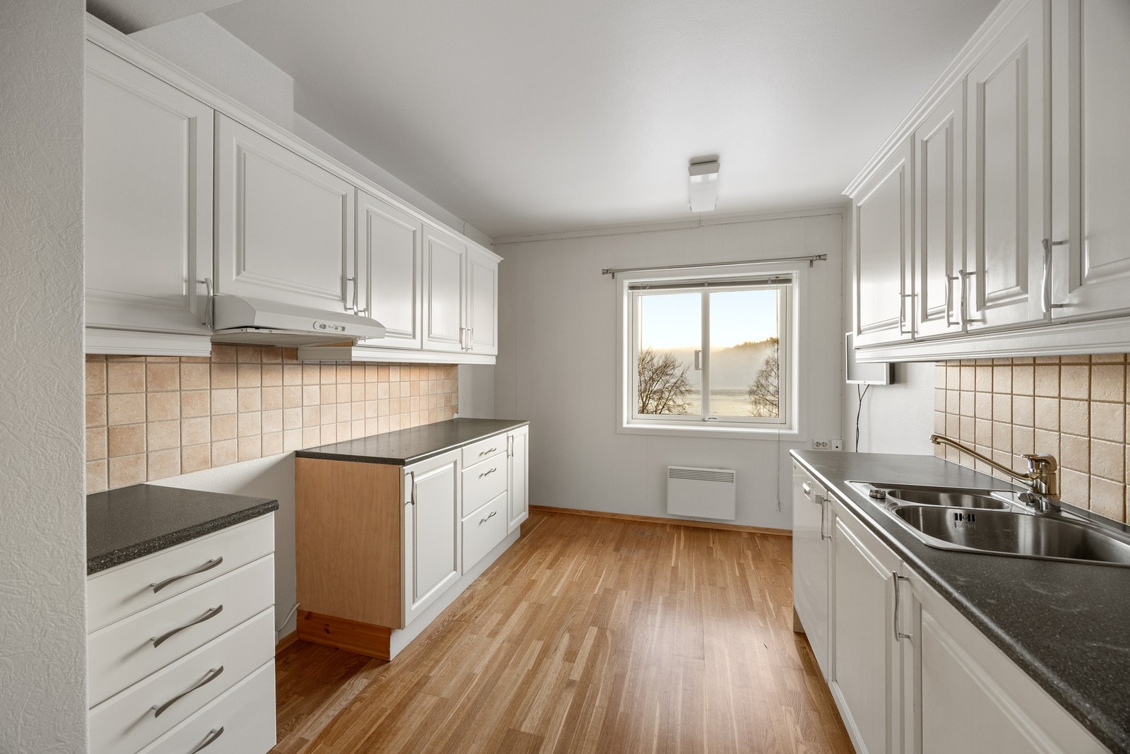 Det er avsatt plass til hvitevarer. Plass for frokostbord ved kjøkkenvindu. Galleribilde