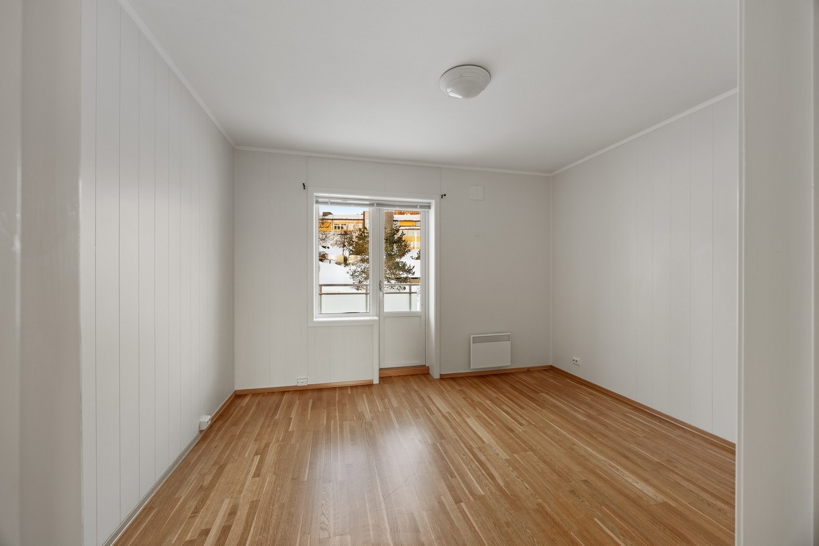 Soverom - ca. 11,5 kvm. God plass for dobbeltseng. Utgang til egen balkong. Galleribilde