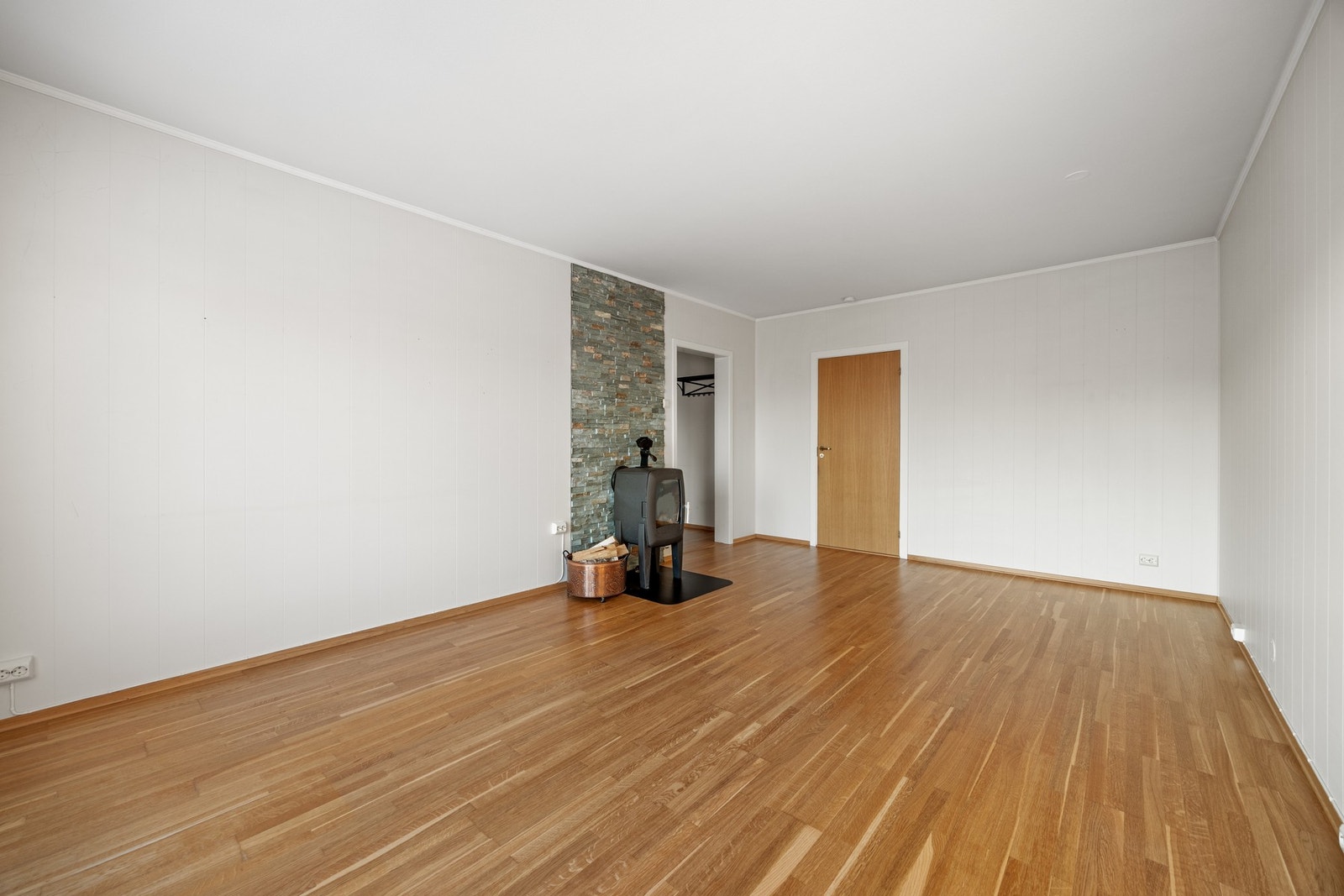 Romslig stue med gode møbleringsmuligheter. Galleribilde