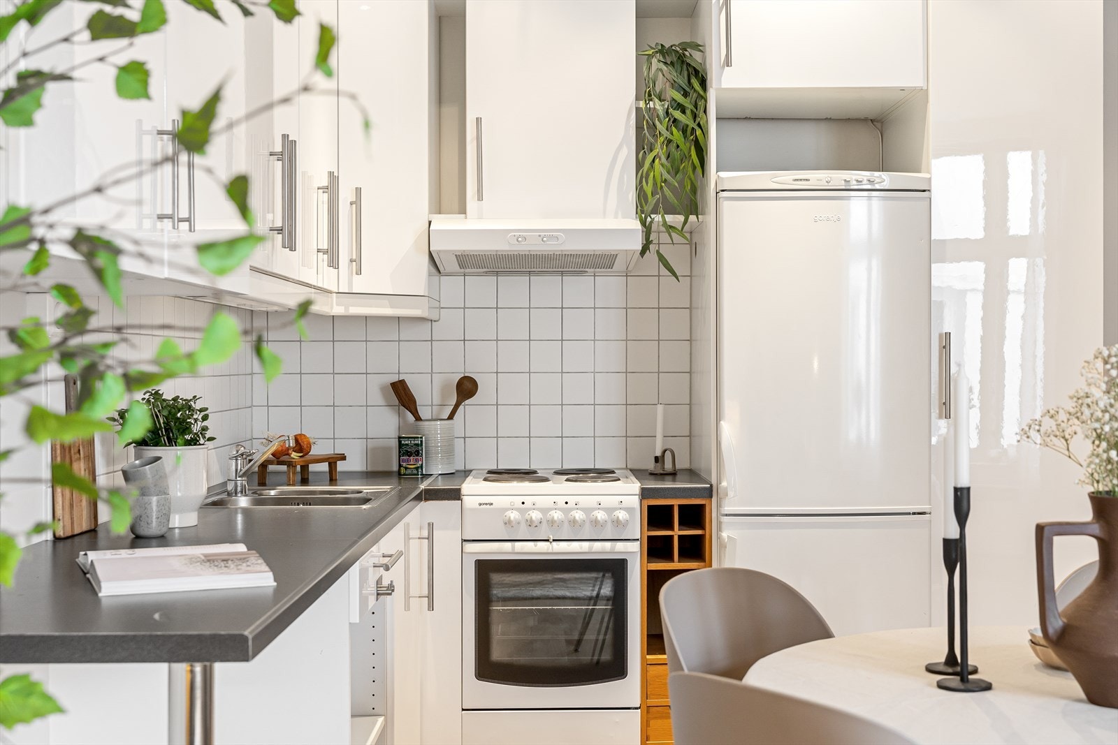 Kjøkkenet har flis på vegg over benkeplate på vegger. Galleribilde