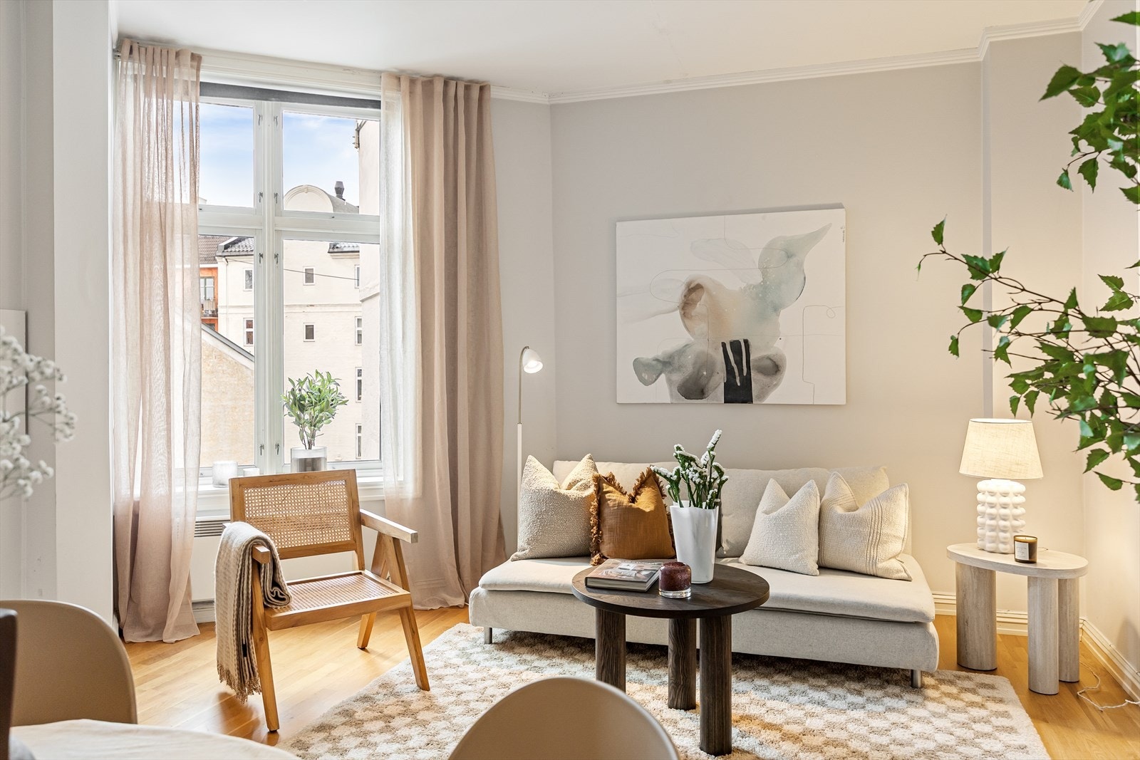 Stuen har god plass til sofa med tilhørende møblement. Galleribilde